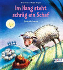 Im Hang steht schräg ein Schaf